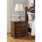 Signature Design by Ashley Table de chevet Lavinton - Table d'appoint de chambre traditionnelle à 3 tiroirs avec plateau caché - Marron
