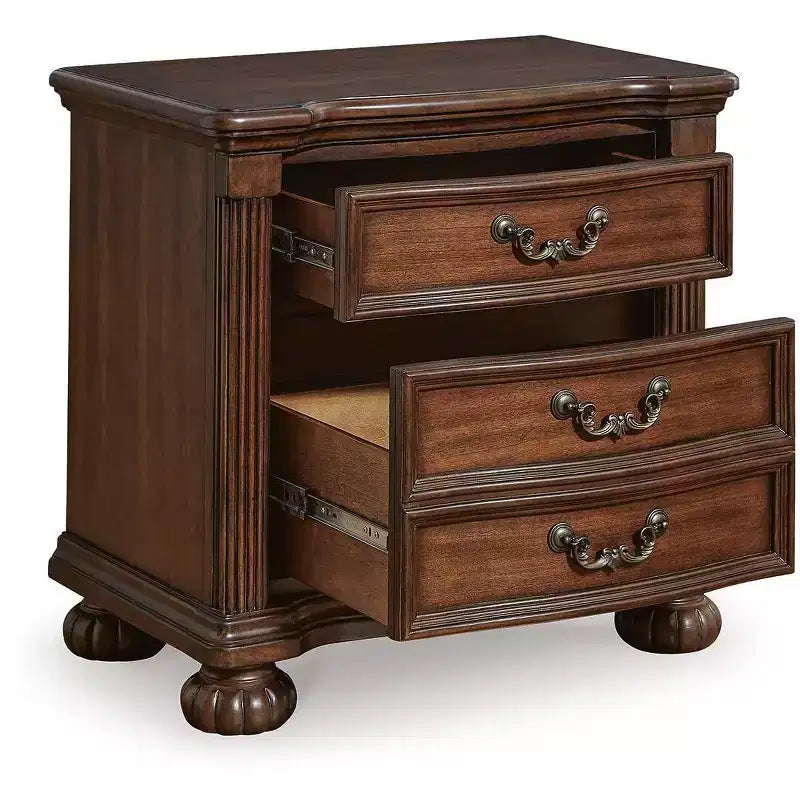 Signature Design by Ashley Table de chevet Lavinton - Table d'appoint de chambre traditionnelle à 3 tiroirs avec plateau caché - Marron
