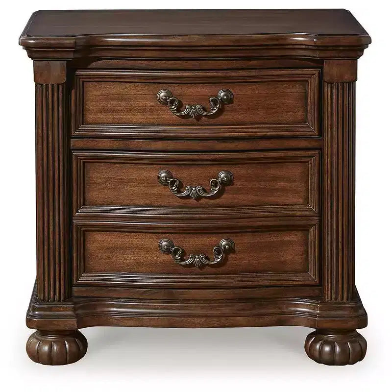 Signature Design by Ashley Table de chevet Lavinton - Table d'appoint de chambre traditionnelle à 3 tiroirs avec plateau caché - Marron