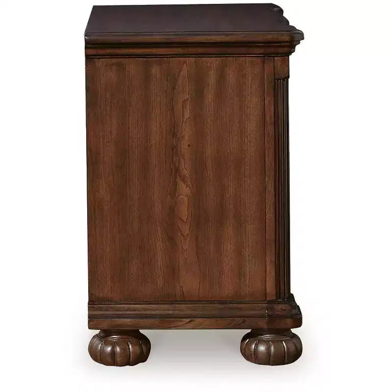 Signature Design by Ashley Table de chevet Lavinton - Table d'appoint de chambre traditionnelle à 3 tiroirs avec plateau caché - Marron
