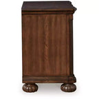 Signature Design by Ashley Table de chevet Lavinton - Table d'appoint de chambre traditionnelle à 3 tiroirs avec plateau caché - Marron