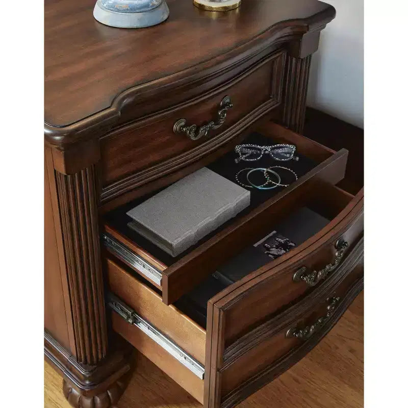Signature Design by Ashley Table de chevet Lavinton - Table d'appoint de chambre traditionnelle à 3 tiroirs avec plateau caché - Marron