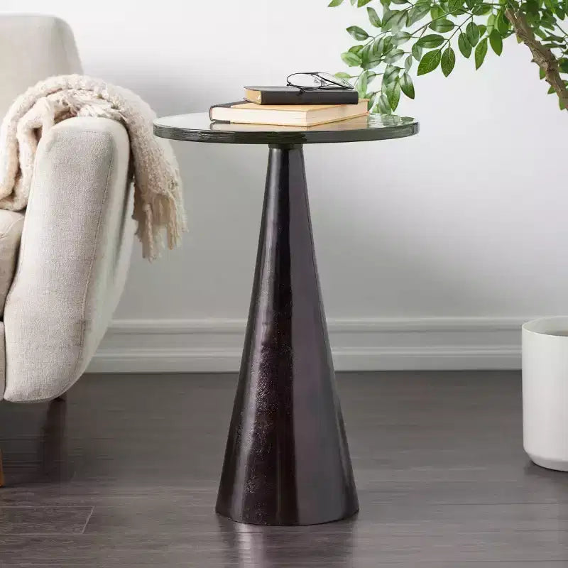 Table d'appoint cône géométrique en aluminium Olivia & May avec plateau en verre texturé 61 cm
