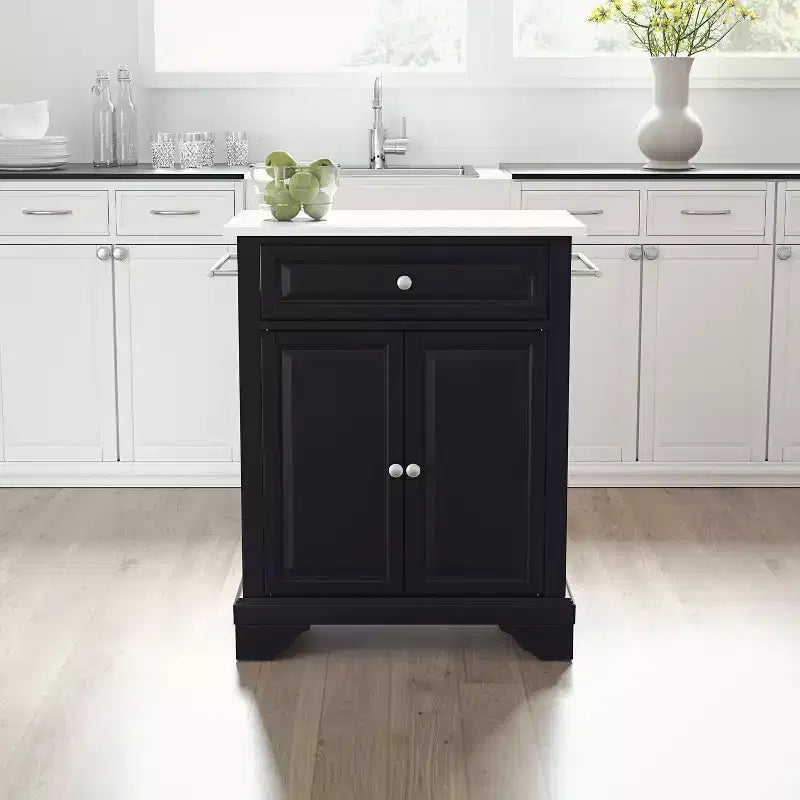 Îlot de cuisine/Chariot portable Lafayette avec plateau en pierre - Crosley : Plan de travail en granit, Étagère réglable, Porte-serviettes
