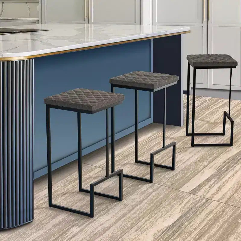 LeisureMod Quincy Tabouret de bar moderne en cuir matelassé, cadre en métal noir, hauteur comptoir pour îlot de cuisine et sièges de comptoir, lot de 2
