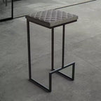 LeisureMod Quincy Tabouret de bar moderne en cuir matelassé, cadre en métal noir, hauteur comptoir pour îlot de cuisine et sièges de comptoir, lot de 2
