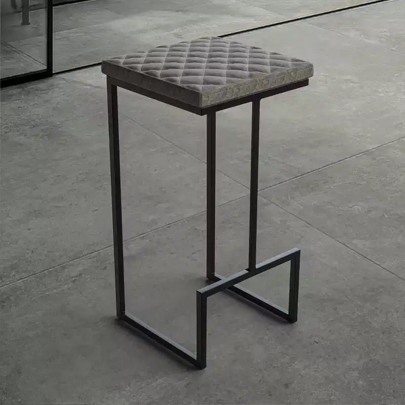 LeisureMod Quincy Tabouret de bar moderne en cuir matelassé, cadre en métal noir, hauteur comptoir pour îlot de cuisine et sièges de comptoir, lot de 2