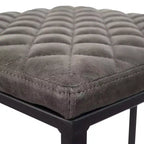 LeisureMod Quincy Tabouret de bar moderne en cuir matelassé, cadre en métal noir, hauteur comptoir pour îlot de cuisine et sièges de comptoir, lot de 2