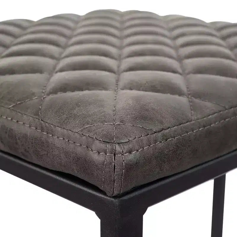 LeisureMod Quincy Tabouret de bar moderne en cuir matelassé, cadre en métal noir, hauteur comptoir pour îlot de cuisine et sièges de comptoir, lot de 2