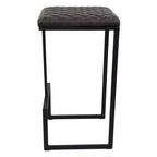 LeisureMod Quincy Tabouret de bar moderne en cuir matelassé, cadre en métal noir, hauteur comptoir pour îlot de cuisine et sièges de comptoir, lot de 2