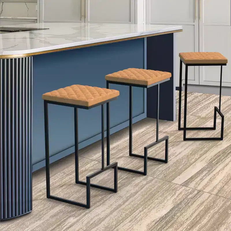 LeisureMod Quincy Tabouret de bar moderne en cuir matelassé, cadre en métal noir, hauteur comptoir pour îlot de cuisine et sièges de comptoir, lot de 2