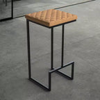 LeisureMod Quincy Tabouret de bar moderne en cuir matelassé, cadre en métal noir, hauteur comptoir pour îlot de cuisine et sièges de comptoir, lot de 2