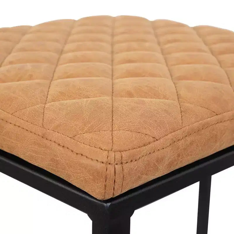 LeisureMod Quincy Tabouret de bar moderne en cuir matelassé, cadre en métal noir, hauteur comptoir pour îlot de cuisine et sièges de comptoir, lot de 2