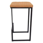 LeisureMod Quincy Tabouret de bar moderne en cuir matelassé, cadre en métal noir, hauteur comptoir pour îlot de cuisine et sièges de comptoir, lot de 2