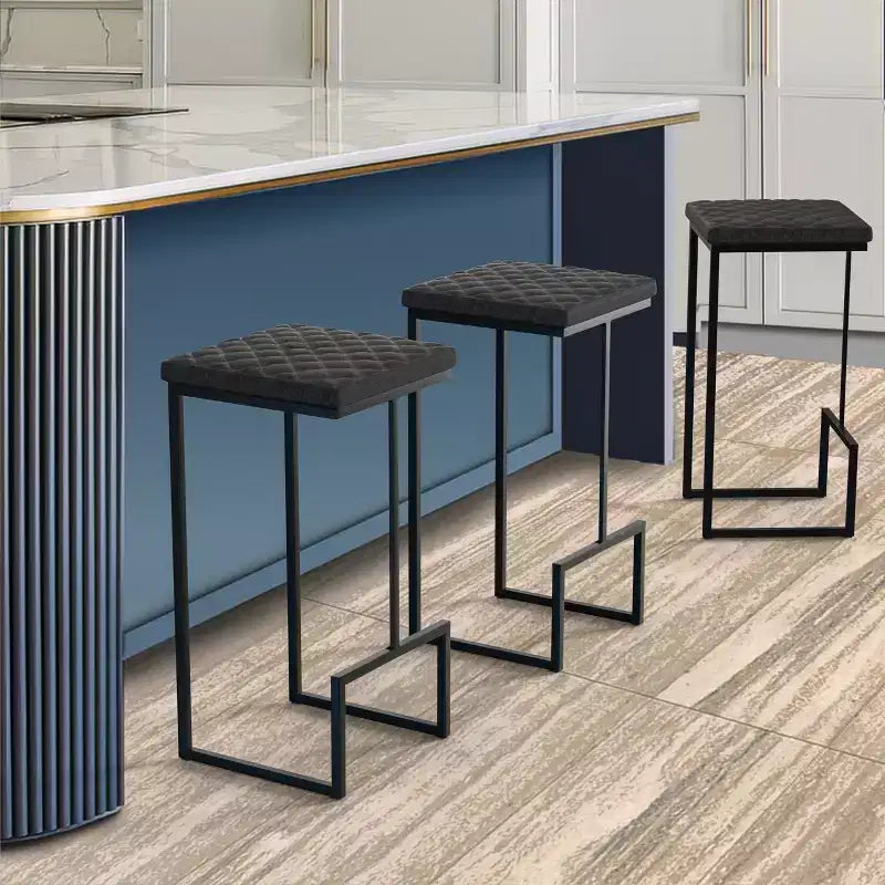 LeisureMod Quincy Tabouret de bar moderne en cuir matelassé, cadre en métal noir, hauteur comptoir pour îlot de cuisine et sièges de comptoir, lot de 2