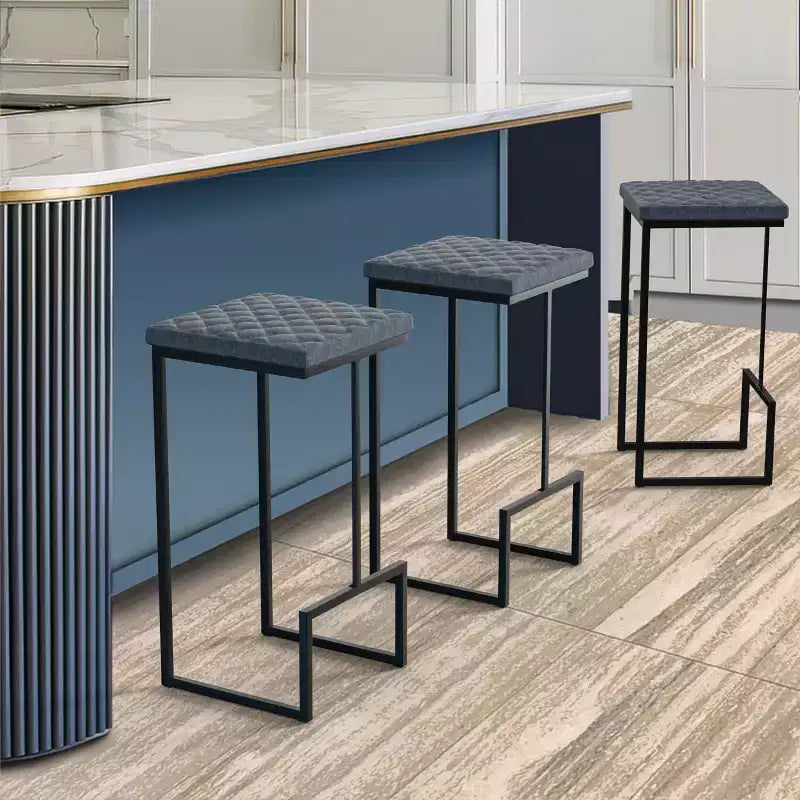 LeisureMod Quincy Tabouret de bar moderne en cuir matelassé, cadre en métal noir, hauteur comptoir pour îlot de cuisine et sièges de comptoir, lot de 2