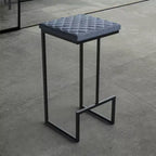 LeisureMod Quincy Tabouret de bar moderne en cuir matelassé, cadre en métal noir, hauteur comptoir pour îlot de cuisine et sièges de comptoir, lot de 2