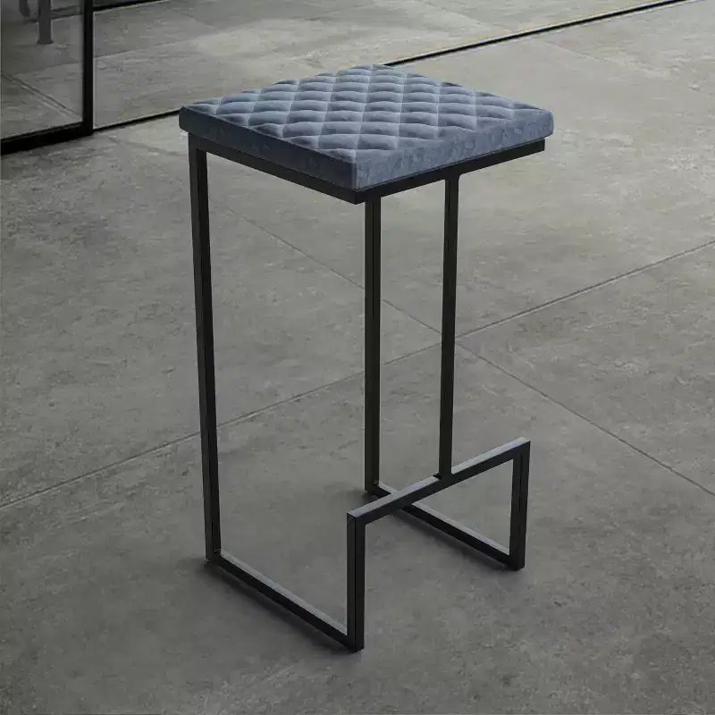 LeisureMod Quincy Tabouret de bar moderne en cuir matelassé, cadre en métal noir, hauteur comptoir pour îlot de cuisine et sièges de comptoir, lot de 2