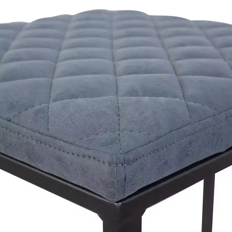 LeisureMod Quincy Tabouret de bar moderne en cuir matelassé, cadre en métal noir, hauteur comptoir pour îlot de cuisine et sièges de comptoir, lot de 2