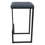 LeisureMod Quincy Tabouret de bar moderne en cuir matelassé, cadre en métal noir, hauteur comptoir pour îlot de cuisine et sièges de comptoir, lot de 2