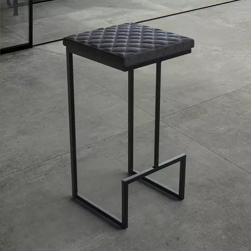 LeisureMod Quincy Tabouret de bar moderne en cuir matelassé, cadre en métal noir, hauteur comptoir pour îlot de cuisine et sièges de comptoir, lot de 2