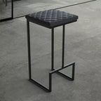 LeisureMod Quincy Tabouret de bar moderne en cuir matelassé, cadre en métal noir, hauteur comptoir pour îlot de cuisine et sièges de comptoir, lot de 2