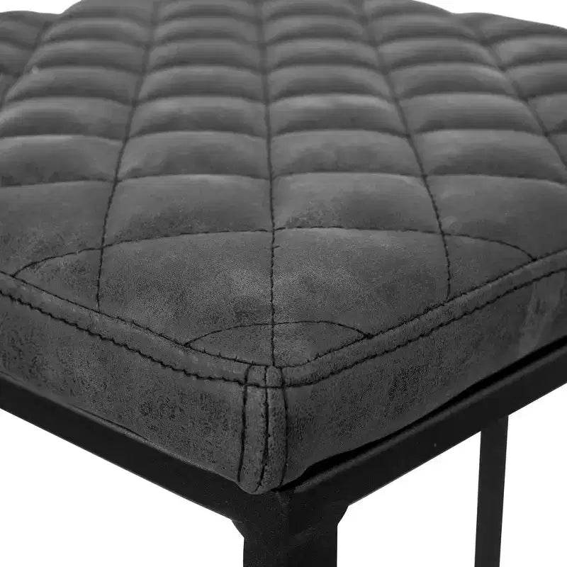 LeisureMod Quincy Tabouret de bar moderne en cuir matelassé, cadre en métal noir, hauteur comptoir pour îlot de cuisine et sièges de comptoir, lot de 2