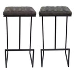 LeisureMod Quincy Tabouret de bar moderne en cuir matelassé, cadre en métal noir, hauteur comptoir pour îlot de cuisine et sièges de comptoir, lot de 2
