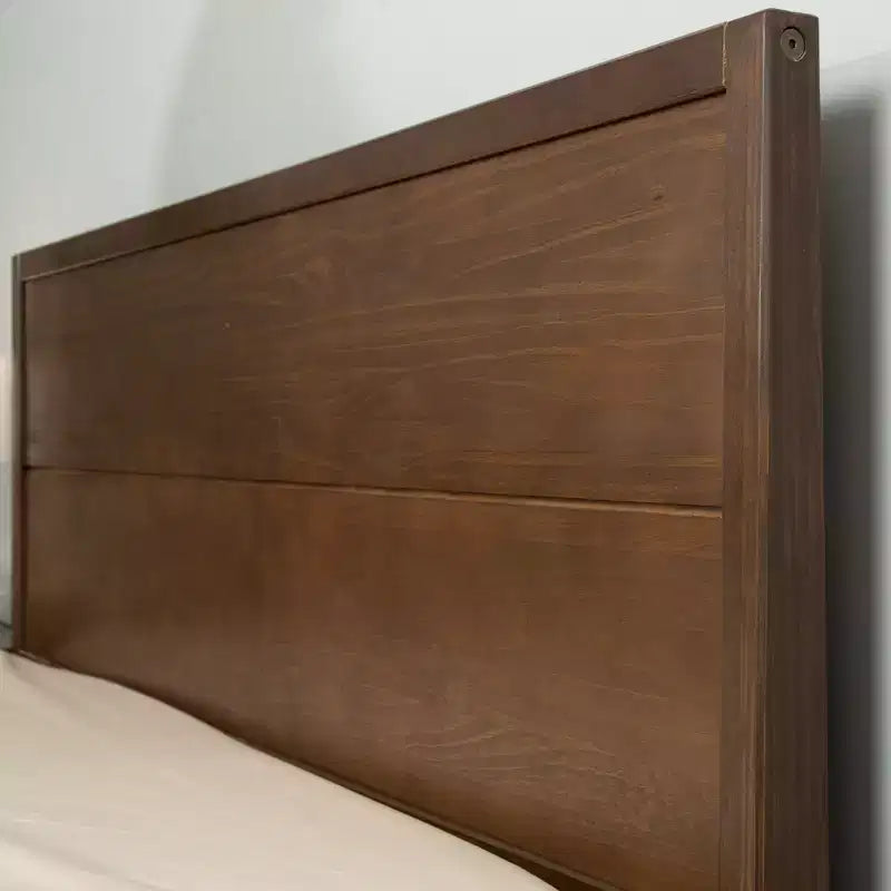 Lit King en bois massif Plank+Beam Duo avec tête de lit à panneaux, aucun sommier tapissier requis