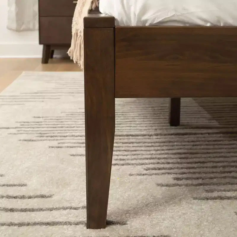 Lit King en bois massif Plank+Beam Duo avec tête de lit à panneaux, aucun sommier tapissier requis