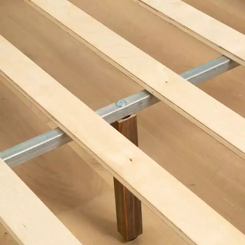 Lit King en bois massif Plank+Beam Duo avec tête de lit à panneaux, aucun sommier tapissier requis