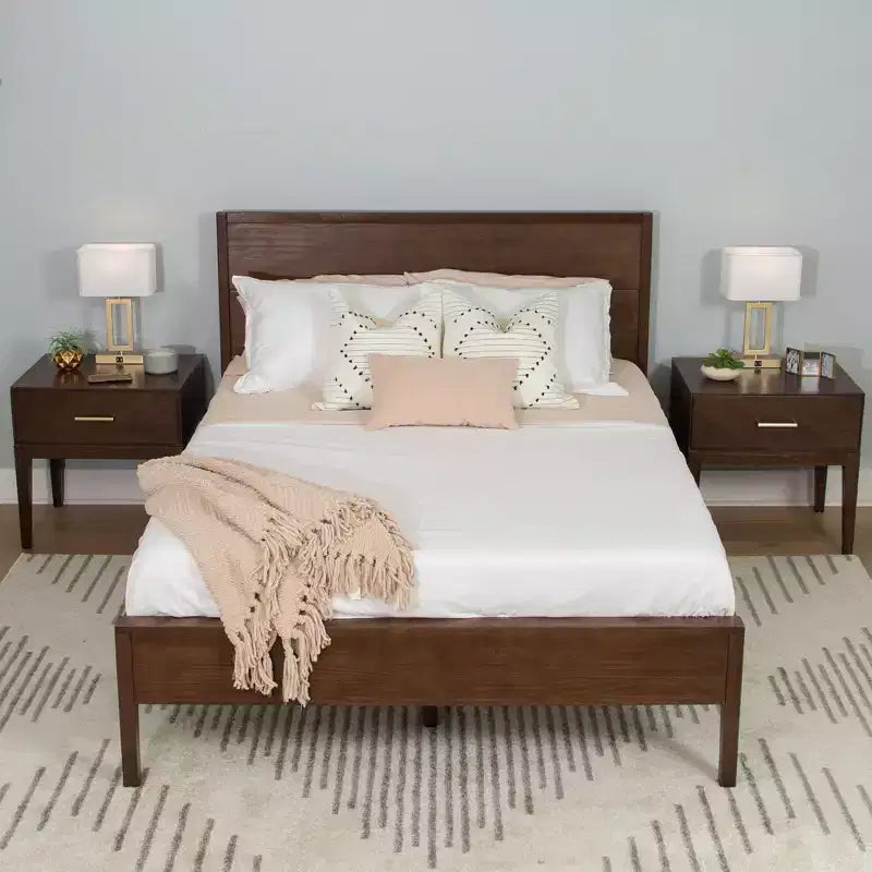 Lit King en bois massif Plank+Beam Duo avec tête de lit à panneaux, aucun sommier tapissier requis