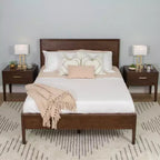 Lit King en bois massif Plank+Beam Duo avec tête de lit à panneaux, aucun sommier tapissier requis