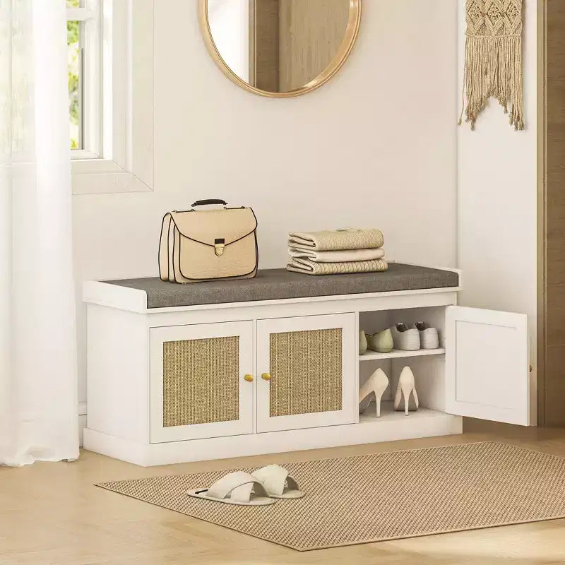 Banc à chaussures avec portes en rotin, coussin et étagères réglables
