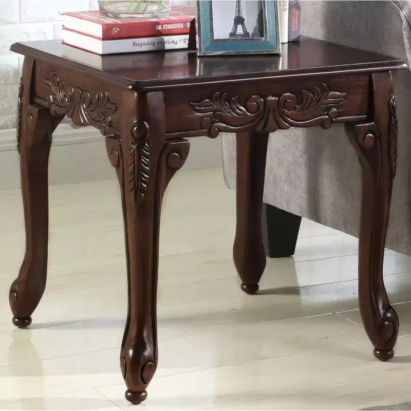 Table d'appoint cerisier foncé avec détails ornementaux traditionnels
