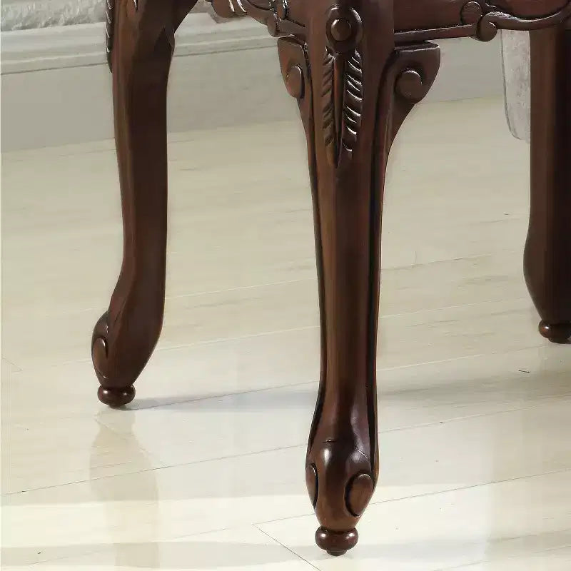 Table d'appoint cerisier foncé avec détails ornementaux traditionnels