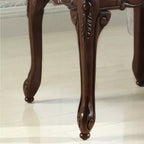 Table d'appoint cerisier foncé avec détails ornementaux traditionnels