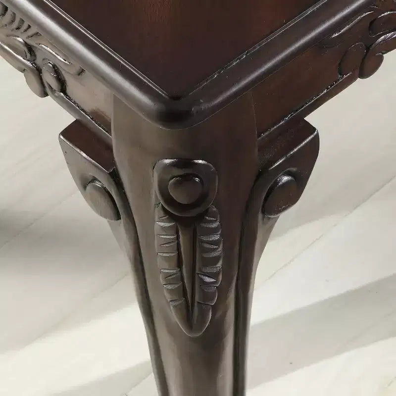 Table d'appoint cerisier foncé avec détails ornementaux traditionnels