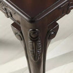 Table d'appoint cerisier foncé avec détails ornementaux traditionnels